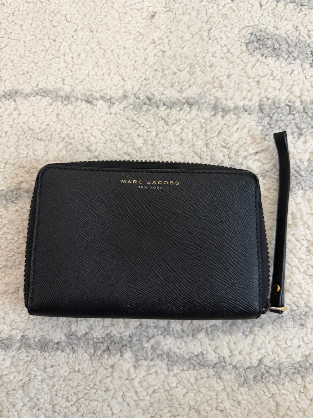 Marc Jacobs Black Saffiano Leather Zip Around Wallet Wristlet Flaw